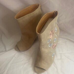 NY and Co Floral Taupe Tan Suede Ankle Bootie, Peep Toe Embroidered, size 8M